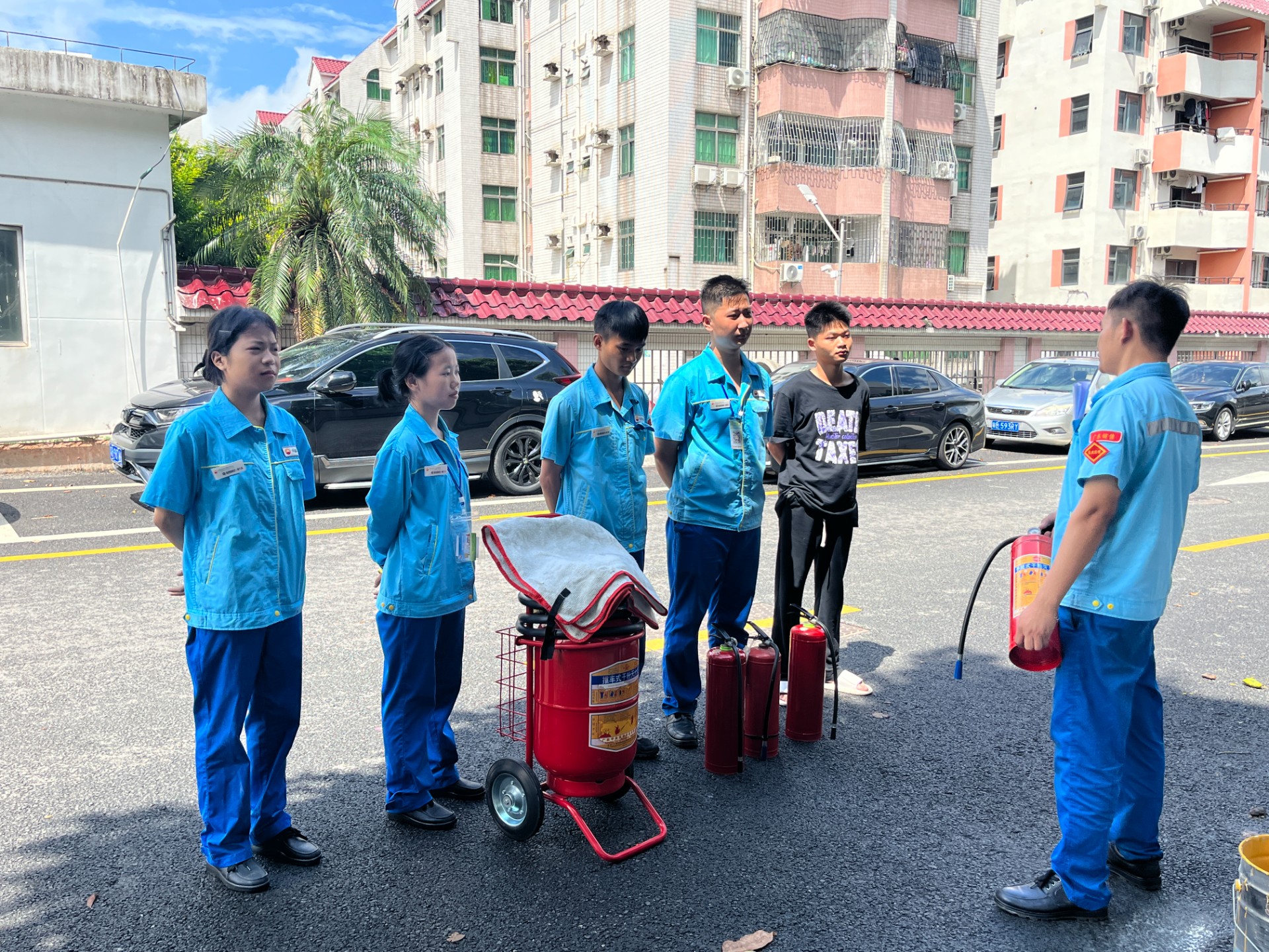 新二加油站行政主管黃飛武帶領(lǐng)員工進(jìn)行消防安全知識講解和實操演練作業(yè)